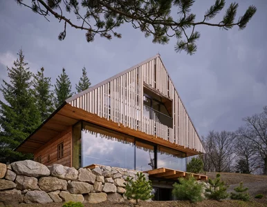 Miniatura: Dom w górach – z zewnątrz chatka, w środku...