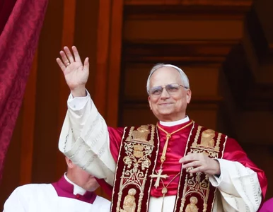 Miniatura: Papież Leon XIV w pierwszej modlitwie z...