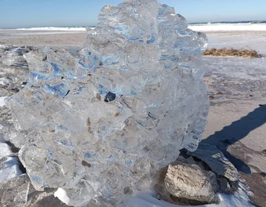 Miniatura: „Kryształy” i zamarznięte molo nad...