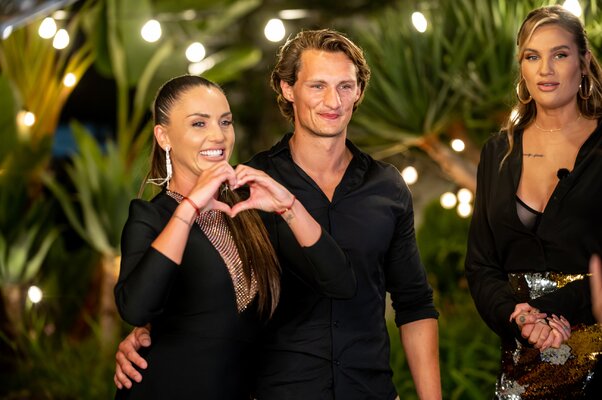 Miniatura: „Love Island. Wyspa Miłości”. Dwie pary...