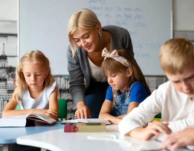 Miniatura: Tyle zarabiają nauczyciele w Polsce....