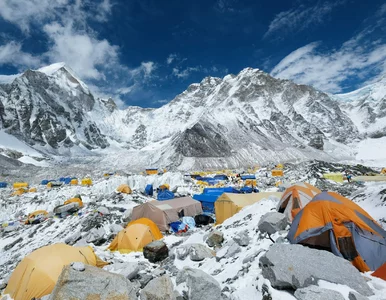 Miniatura: Everest odcięty od świata. Prawie 1000...