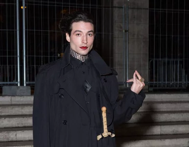 Miniatura: Ezra Miller przetrzymuje kobietę z trójką...