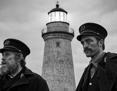 Robert Pattinson i Willem Dafore w zwiastunie horroru „The Lighthouse”....