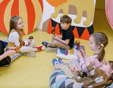 Miniatura: Okres przedświąteczny spędzają w pracy....