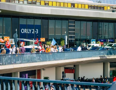 Miniatura: Opóźnienia i odwołane loty. Chaos na...