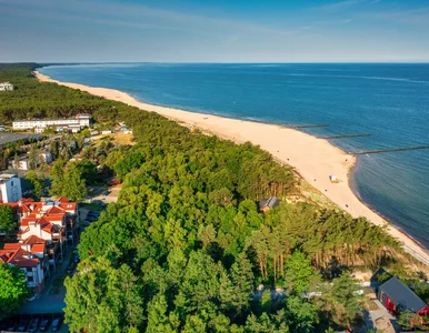 Miniatura: Spokojna wioska między morzem a jeziorem....