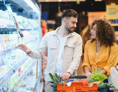 Miniatura: Klienci otworzyli nową gazetkę Biedronki....