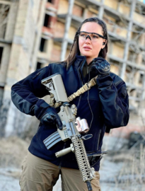 Anastasiia Lenna - była miss Ukrainy pozuje z bronią i apeluje do świata