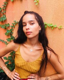 Zoe Kravitz na okładce „Rolling Stone”. 30 lat temu tak samo pozowała...