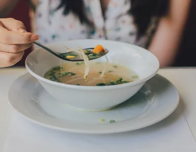 Miniatura: Kiedy wrzucać mięso i warzywa do rosołu?...