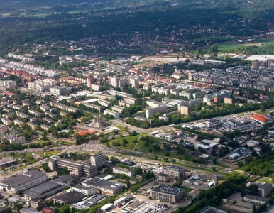 Miniatura: Ewakuowano szkołę pod Warszawą. Ponad 800...