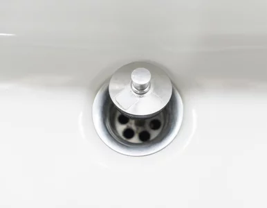 Miniatura: Najpierw pojawiły się dwie przy umywalce....