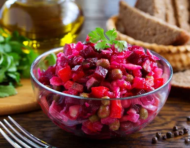 Miniatura: Ta wigilijna sałatka z buraków wygląda...