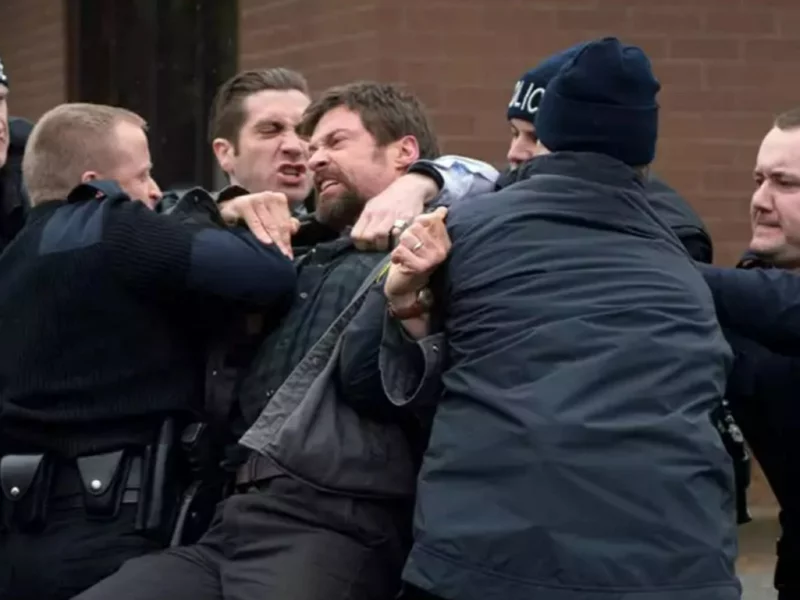 10 thrillerów, które naprawdę niepokoją. Te filmy zostają w głowie na długo