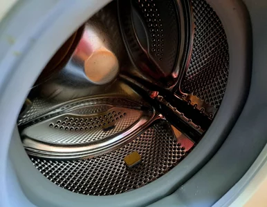 Miniatura: Pralka śmierdzi? Włóż jedną tabletkę i...