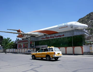 Miniatura: Talibowie odcięli kraj od świata. Internet...