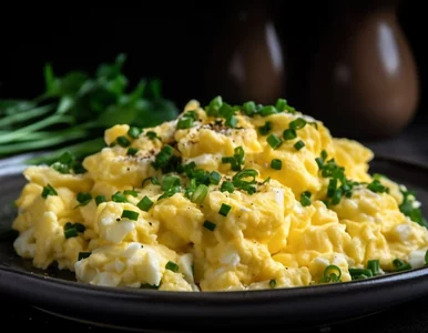 Miniatura: Dodaj 1 łyżkę do jajek. Jajecznica...