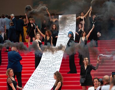 Protest na festiwalu w Cannes. Aktywistki ze świecami dymnymi na...