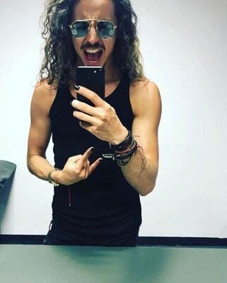 Miniatura: 29-letni Michał Szpak, polski piosenkarz