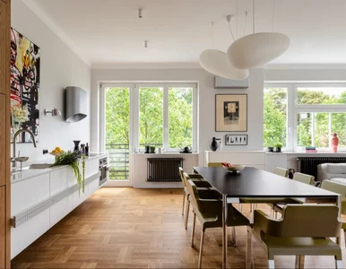 Miniatura: Modernistyczna elegancja po warszawsku....