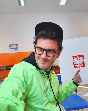 Jak nazywa się dziennikarz ze zdjęcia?