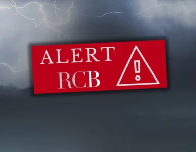 Miniatura: Ulewy i burze uderzają w Polskę. Alert RCB...