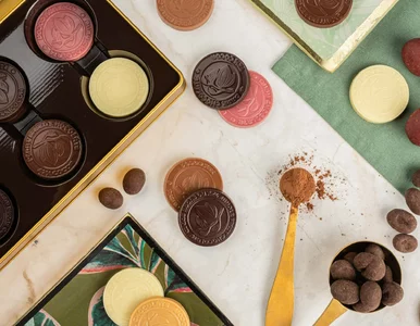 Miniatura: Dietetyk wskazuje dwa słodycze ze sklepu....