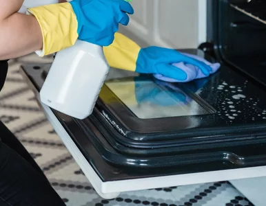 Miniatura: Mama pokazała mi, jak  wyczyścić szybę...