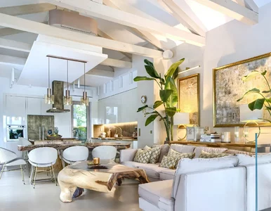 Miniatura: Dom nad rzeką zatopiony w naturze....