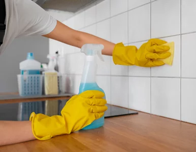 Miniatura: Naturalny spray, który zabija pleśń. Zrób...