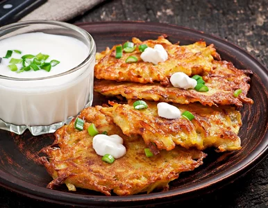 Miniatura: Sypię 2 łyżki do placków ziemniaczanych...