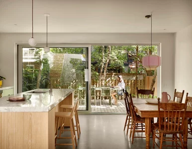 Miniatura: Ten dom wygląda skromnie. W środku kryje...