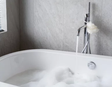 Miniatura: Kup w aptece, zrób pastę i czyść wannę –...