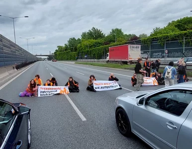 Miniatura: Aktywiści zablokowali most w Warszawie,...