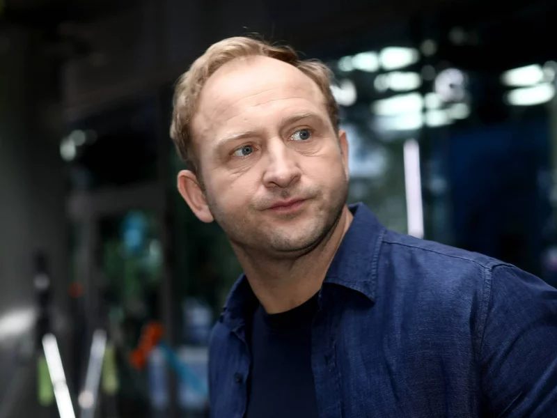 Borys Szyc drastycznie schudł dla roli. Odstawił jedną rzecz i… nosił to na głowie