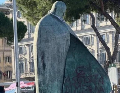 Miniatura: Sierp i młot na pomniku Jana Pawła II w...