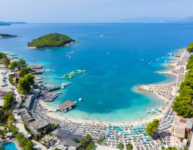 Miniatura: Słoneczny raj z plażami za 1400 zł. Z...