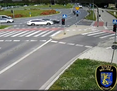 Miniatura: Wjechał na rondo na czerwonym świetle....
