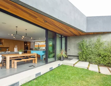 Miniatura: Dom, który zamiast ścian ma światło....