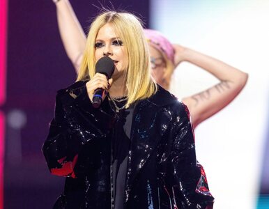 Avril Lavigne ostro zareagowała, gdy na scenę weszła półnaga aktywistka....