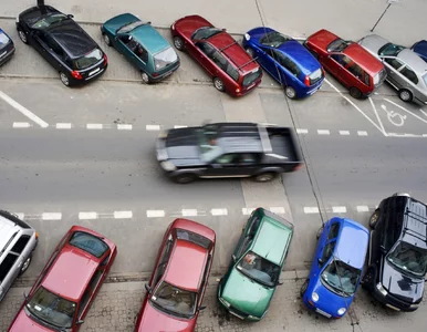 Miniatura: Bilet parkingowy za szybą w aucie czy...