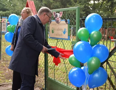 Miniatura: Dzieci dostały kieliszki i wzniosły toast....