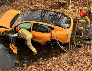 Miniatura: Wjechał elektrykiem do rzeki. Służby...