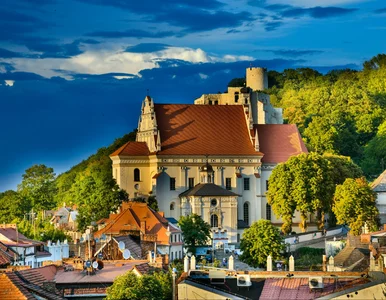 Miniatura: O tym mieście mówią „polskie Santorini”....