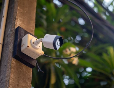 Miniatura: Sąsiad zamontował kamerę i cię nagrywa?...