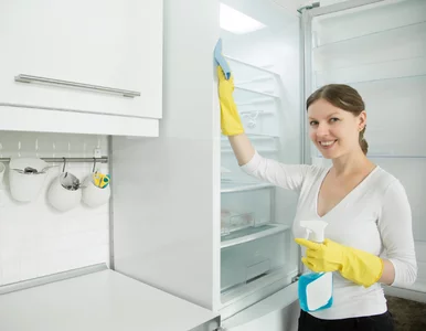 Miniatura: Wlewam 100 ml do wody i myję lodówkę....