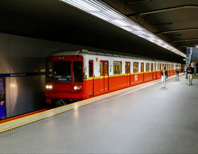 Miniatura: Kolejna awaria w warszawskim metrze. „Dym...