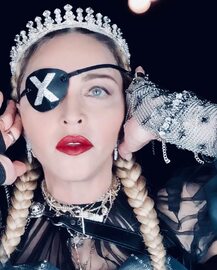 To nowy znak rozpoznawczy Madonny? Gwiazda nosi przepaskę na oku