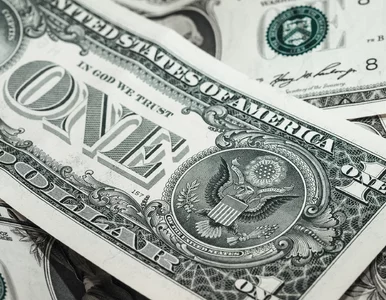 Miniatura: Zamiast przelewów – walizki pieniędzy....